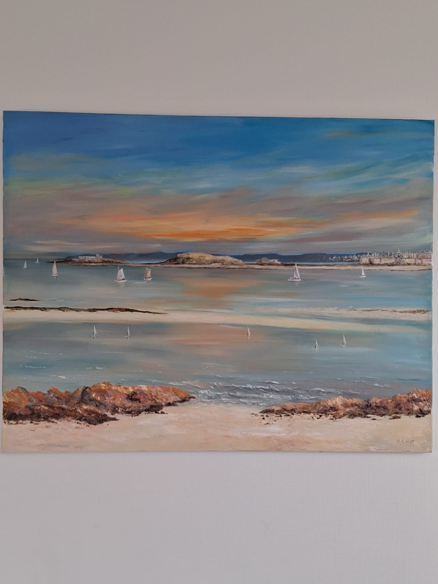 Entre ciel et mer accrochée au mur, photographiée chez l'artiste.