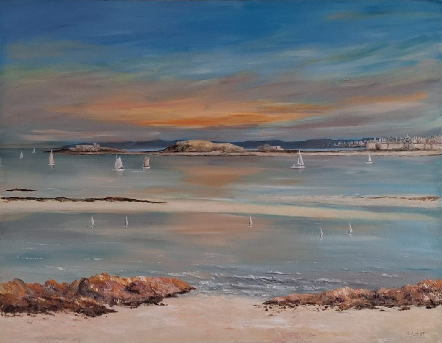 Vaste baie au crépuscule, îlots et voiliers à l'horizon, une ville fortifiée au loin, rochers et sable au premier plan.