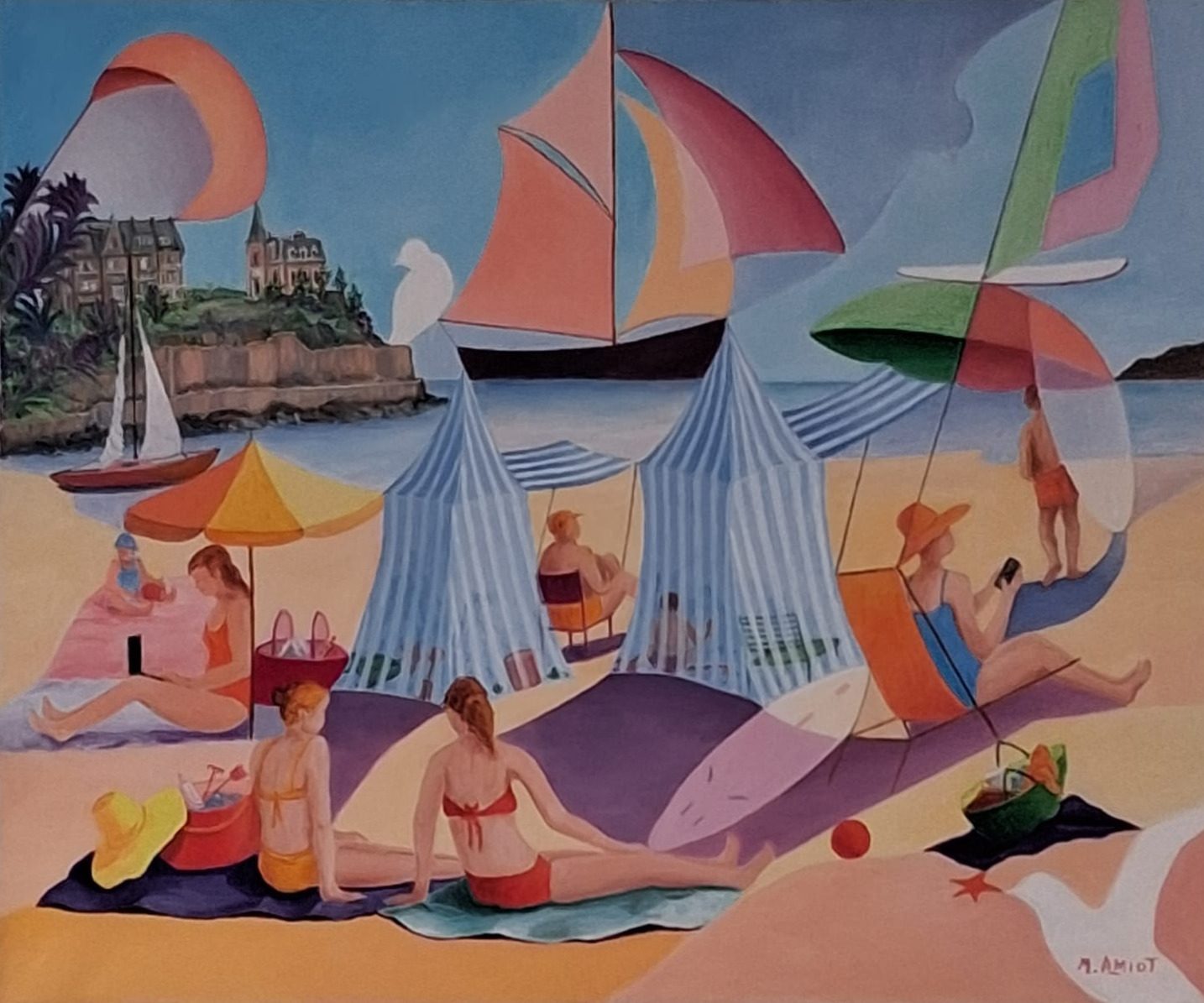 Plage animée en été : baigneuses sur leurs serviettes, tentes rayées, parasols et voiles colorées, une villa sur la côte.