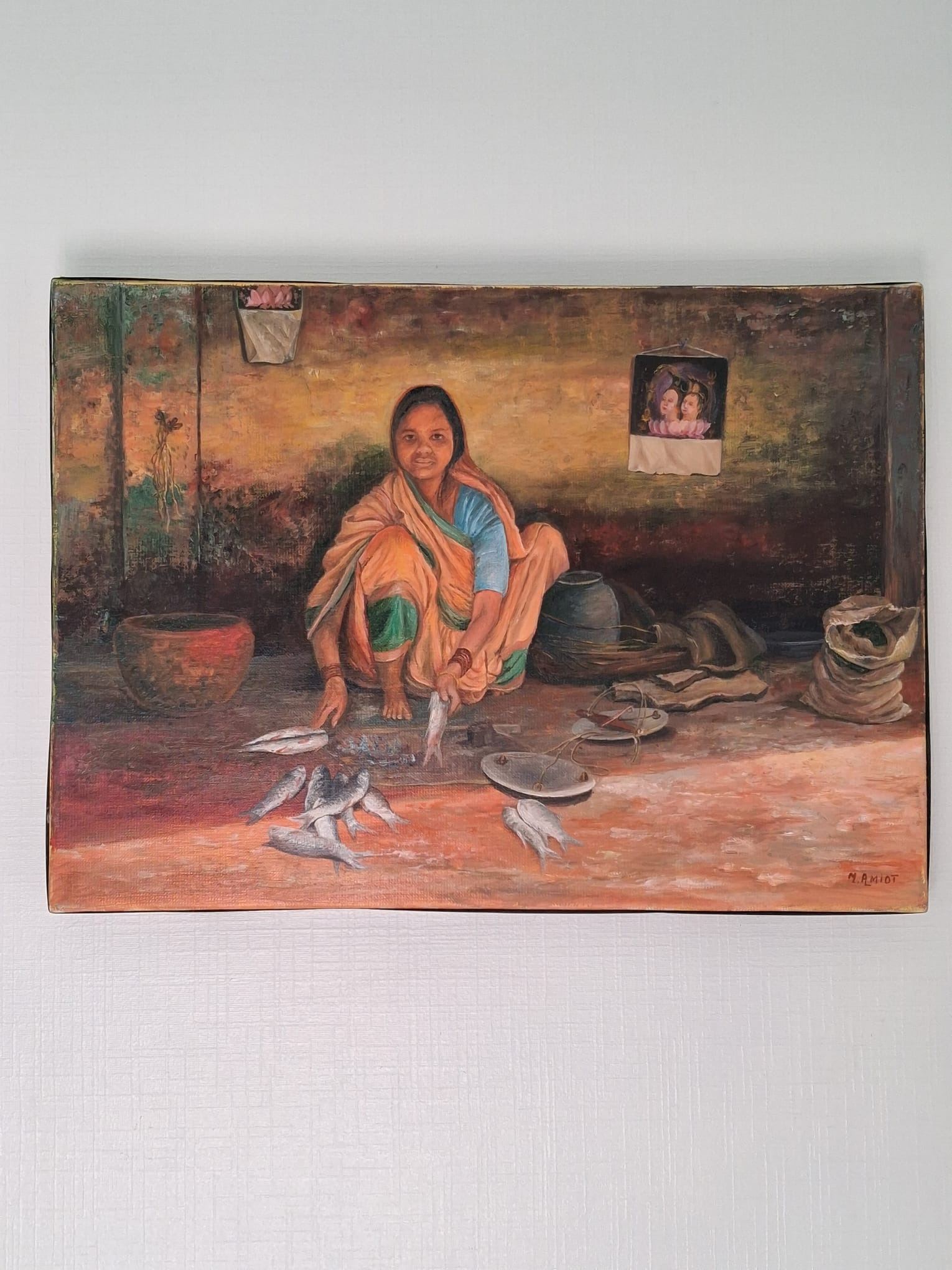 La femme aux poissons accrochée au mur, photographiée chez l'artiste.