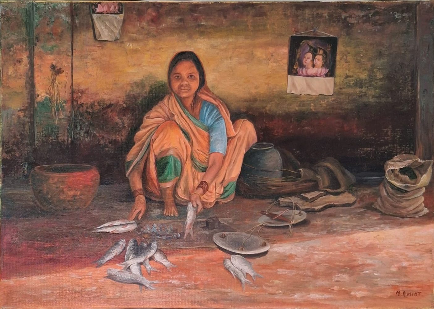 Une femme en sari orange, accroupie, trie des poissons posés au sol devant un mur ocre orné d'une image.
