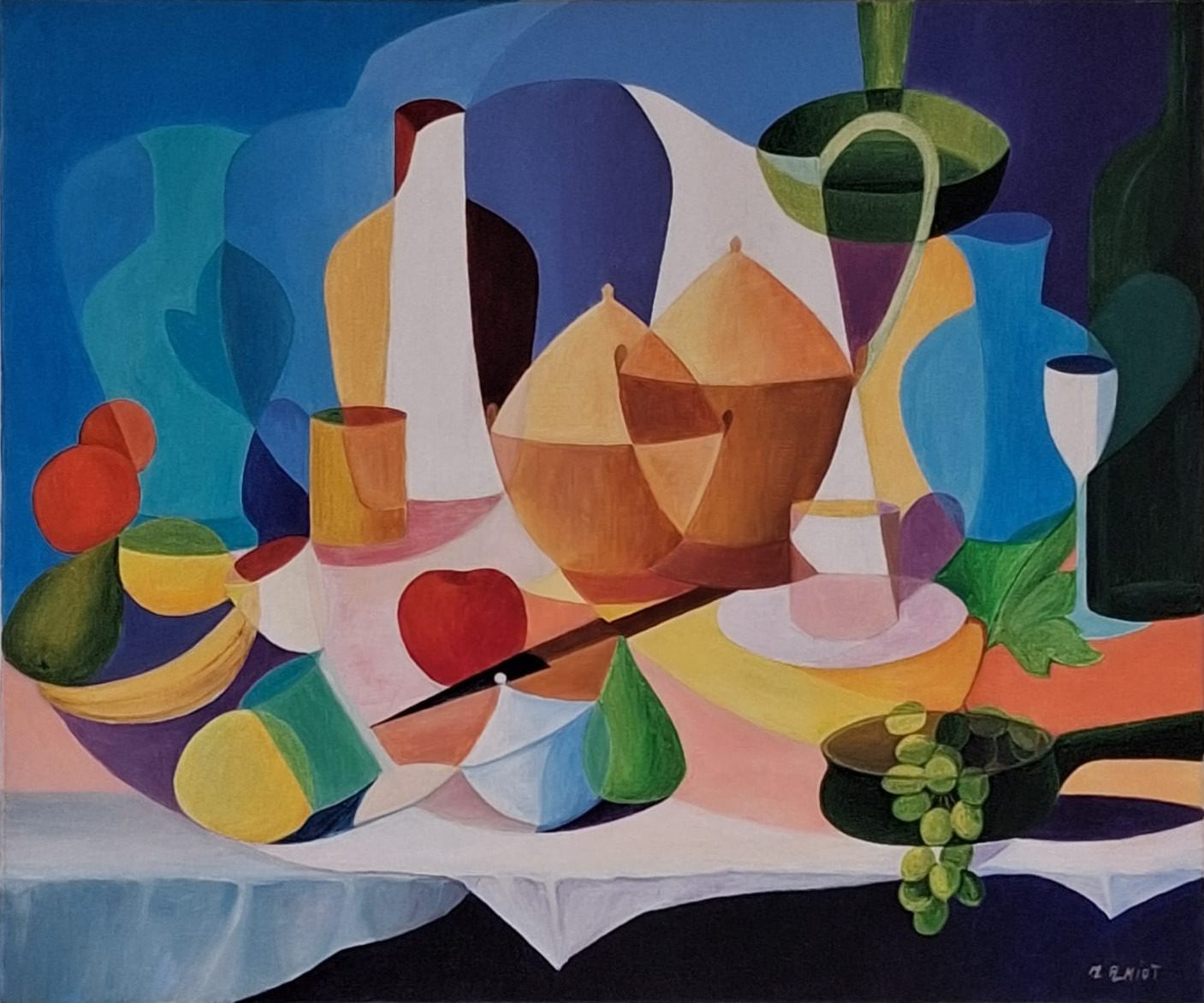 Nature morte en facettes colorées : vases, fruits, raisins et bouteilles sur une nappe blanche.