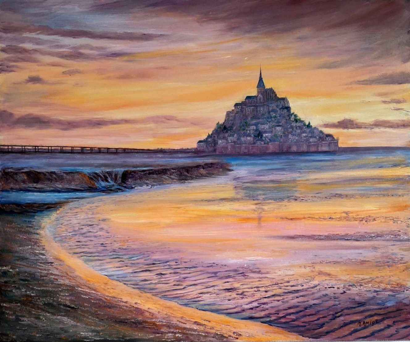 Le Mont-Saint-Michel au coucher du soleil, ciel orange et mauve, reflets dorés sur le sable mouillé de la baie.
