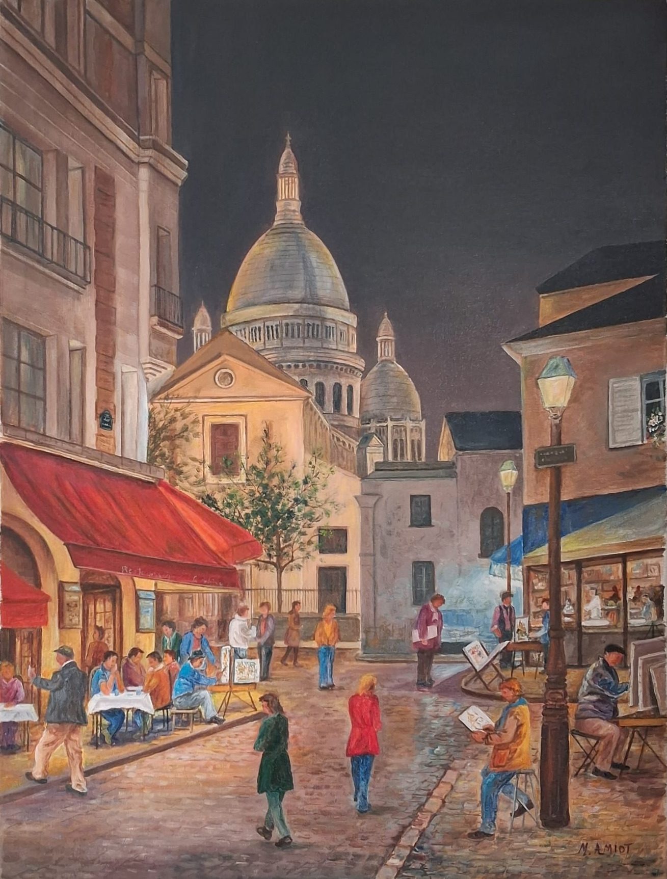 Place animée de Montmartre le soir : terrasses à auvents rouges, passants et réverbères, le Sacré-Cœur au fond.