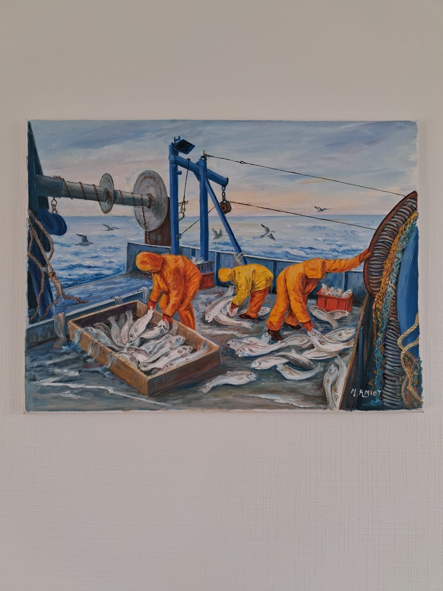 Retour de pêche accrochée au mur, photographiée chez l'artiste.