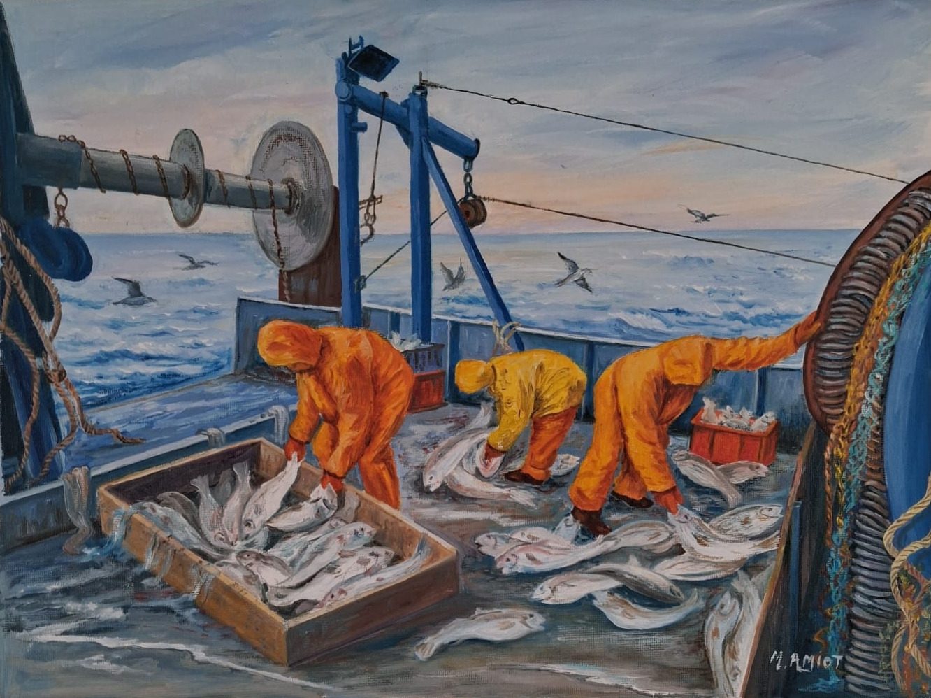 Trois marins en cirés orange trient le poisson sur le pont d'un chalutier, mouettes et mer calme au loin.