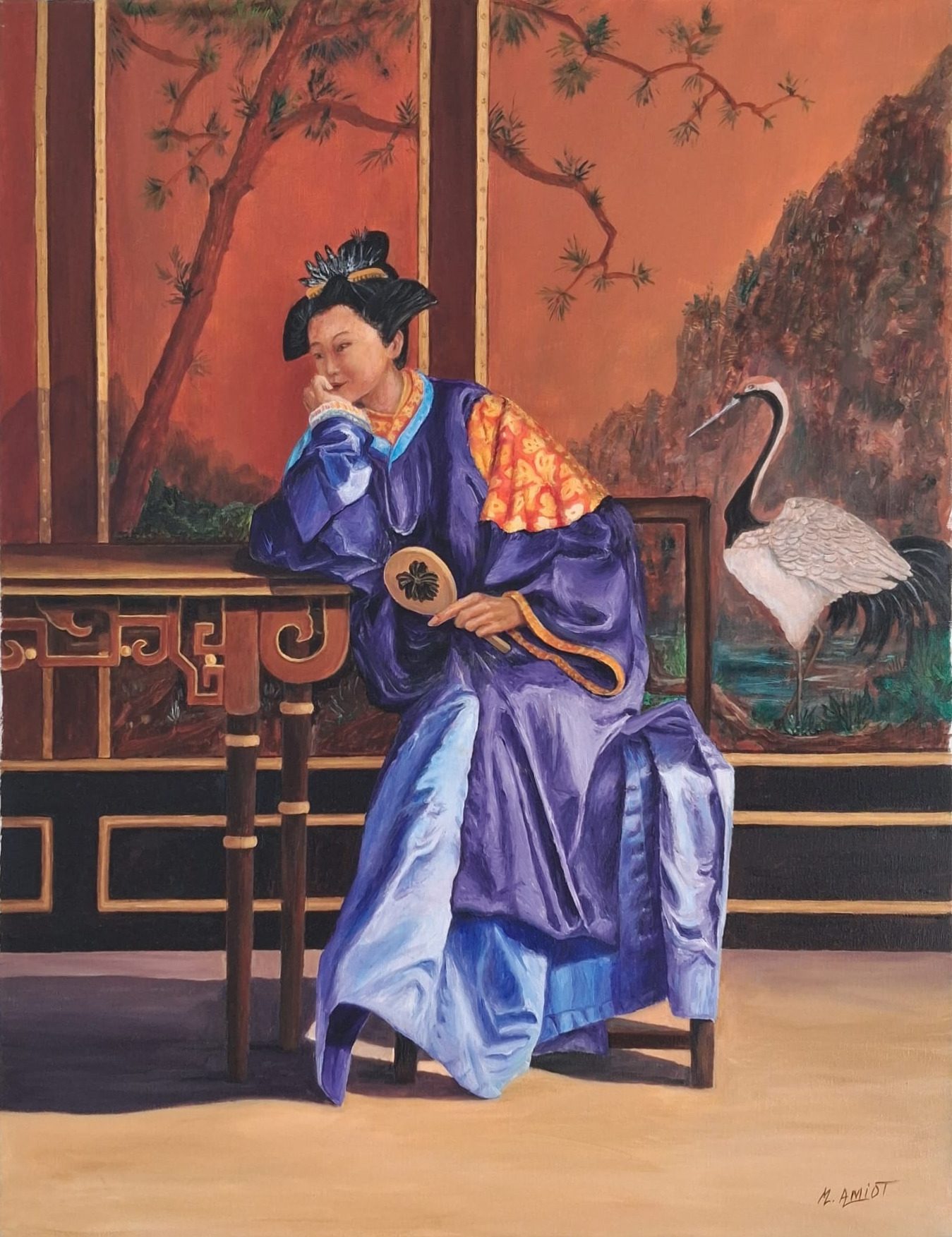 Une femme en robe chinoise violette, assise et pensive, un éventail à la main, une grue blanche derrière elle.